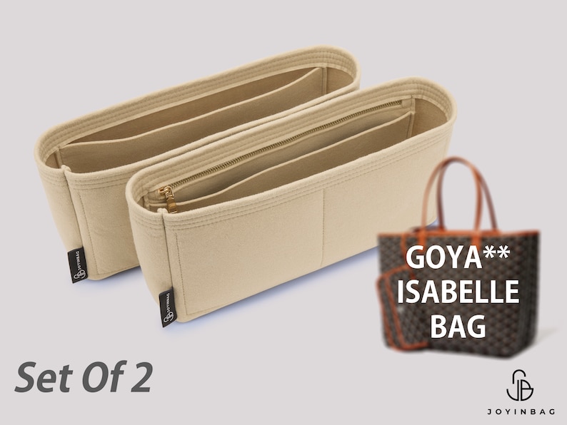 Op de afbeelding: Set van twee beige feltas-organizers met een ritssluiting. De organizers zijn ontworpen om in een grotere tote bag te passen. De tekst "GOYA** ISABELLE BAG" is zichtbaar op een bruine en zwarte tote bag op de achtergrond.
