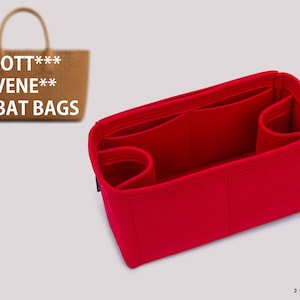 Puede incluir: Organizador de bolso de fieltro rojo con múltiples compartimentos para un bolso Bottega Veneta Cabat.