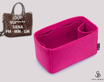 Könnte beinhalten: Ein rosa Filz-Taschenorganizer mit mehreren Fächern. Der Organizer ist für eine Louis Vuitton Siena PM, MM oder GM Handtasche konzipiert. Der Text "LOUIS VUITTON SIENA PM - MM - GM" ist im Bild sichtbar.