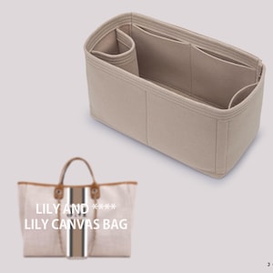 以下が含まれることがあります： ベージュのフェルト製のバッグオーガナイザーで、複数のコンパートメントとポケットが付いています。オーガナイザーはトートバッグに収まるように設計されています。トートバッグには「Lily and **** Lily Canvas Bag」というテキストが印刷されています。