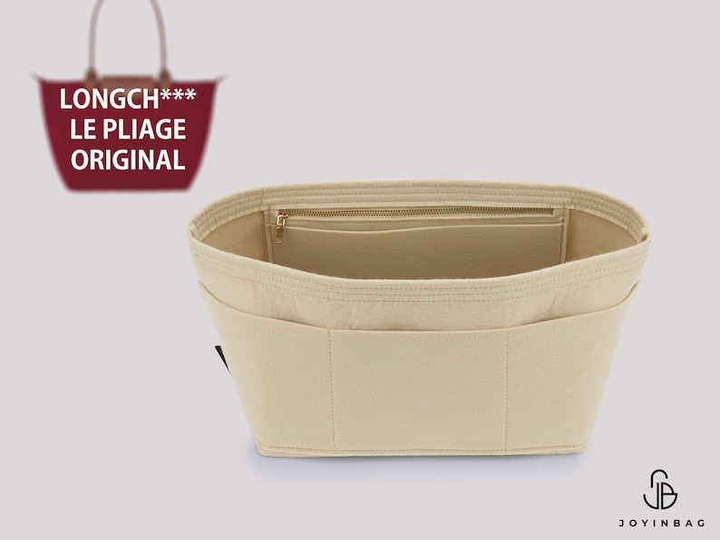 Pu&ograve; includere: Organizzatore per borsa in feltro beige con pi&ugrave; scomparti e una tasca con cerniera. L'organizzatore &egrave; progettato per adattarsi a una borsa Longchamp Le Pliage. Il testo "LONGCH*** LE PLIAGE ORIGINAL" &egrave; visibile su una borsa rossa sullo sfondo.