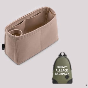Puede incluir: Organizador de bolso de fieltro beige con múltiples compartimentos y un soporte cilíndrico. También se muestra una pequeña mochila verde oliva con el texto "HERM** ALLBACK BACKPACK". El logotipo de Joyinbag está en la esquina inferior derecha.