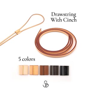 Könnte beinhalten: Ein beiges Lederzugband mit passendem Verschluss sowie eine aufgerollte Lederschnur. Der Text lautet Drawstring With Cinch und 5 colors. Darunter befinden sich fünf rechteckige Lederverschlüsse in Hellbeige, Beige, Braun, Dunkelbraun und Schwarz.