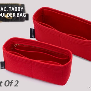 Puede incluir: Conjunto de dos organizadores de bolso de fieltro rojo. Los organizadores tienen varios compartimentos y un bolsillo con cremallera. Los organizadores están diseñados para caber dentro de un bolso de hombro Coach Tabby.