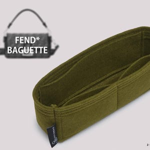 Può includere: Un organizer per borsa in feltro verde oliva con molteplici scomparti interni e una forma rettangolare strutturata. Una piccola etichetta in tessuto nero con il testo JOYINBAG è fissata sul lato. Il testo FEND* BAGUETTE appare sullo sfondo.