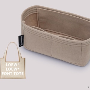 Könnte beinhalten: Beigefarbener Filztaschenorganizer mit mehreren Fächern und einem Joyinbag-Logo. Der Organizer ist für eine Loewe Font Tote Tasche konzipiert. Der Taschenorganizer hat ein beigefarbenes Filzfutter und ist aus hochwertigen Materialien gefertigt.