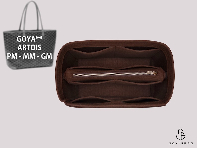 K&ouml;nnte beinhalten: Brauner Filz-Handtaschenorganizer mit mehreren F&auml;chern und einer Rei&szlig;verschlusstasche. Der Organizer ist f&uuml;r die Handtasche GOYA** ARTOIS PM - MM - GM konzipiert.