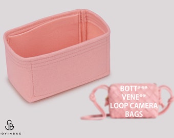 Könnte beinhalten: Rosa gefütterter Taschenorganizer mit mehreren Fächern. Der Organizer ist für eine Bottega Veneta Loop Camera Bag konzipiert.