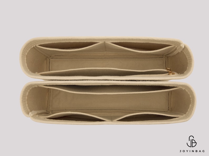 Op de afbeelding: Beige feltaschenorganizer met meerdere vakken en zakken. De organizer is ontworpen om in een grotere tas te passen en biedt structuur en organisatie.