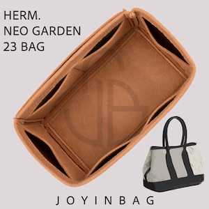 Peut inclure: Un organisateur de sac marron clair avec plusieurs poches, conçu pour s'adapter à un sac Neo Garden 23. L'image comprend un graphique d'un sac fourre-tout et le texte "HERM. NEO GARDEN 23 BAG" et "JOYINBAG".