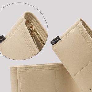 Op de afbeelding: Beige feltaschenorganizer met meerdere vakken en een ritsvak. De organizer heeft een zwart label met de tekst "Joyinbag".