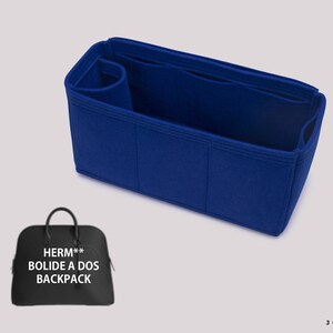 Può includere: Un organizer per borsa in feltro blu reale con molteplici scomparti interni e una tasca laterale cilindrica. Sotto, una silhouette di zaino nero con il testo HERM** BOLIDE A DOS BACKPACK e un logo con le lettere JB e la scritta JOYINBAG.
