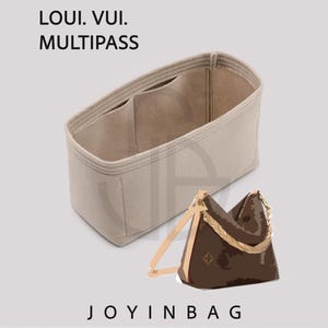 Op de afbeelding: Een beige vilten handtas-organizer met meerdere binnenvakken, vergezeld van een bruine handtas met een gouden kettingriem. De tekst LOUI. VUI. MULTIPASS en JOYINBAG is zichtbaar op de afbeelding en geeft het beoogde gebruik van het product aan.