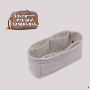 Peut inclure: Un organisateur de sac en feutre gris clair avec plusieurs compartiments intérieurs et une forme rectangulaire arrondie. En haut à gauche, un petit sac photo marron porte le texte TORY B**** MCGRAW CAMERA BAG. Le logo JOYINBAG est en bas à droite.
