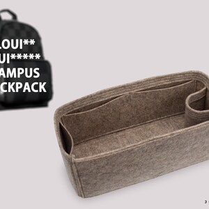 Könnte beinhalten: Ein beiger Filz-Taschenorganizer mit mehreren Fächern. Der Organizer ist für den Einsatz in einem Rucksack konzipiert. Der Text "LOUI** VUI****** CAMPUS BACKPACK" ist im Hintergrund zu sehen.