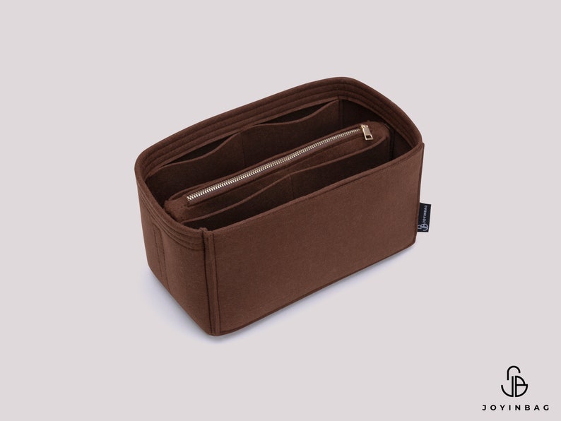 K&ouml;nnte beinhalten: Brauner Filztaschenorganizer mit mehreren F&auml;chern und einer Rei&szlig;verschlusstasche. Der Organizer ist so konzipiert, dass er in eine gr&ouml;&szlig;ere Tasche passt und hilft, sie zu organisieren.