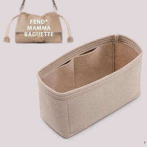 Peut inclure: Organiseur de sac en feutre beige avec plusieurs compartiments. L'organisateur est conçu pour s'adapter à un sac FENDI* MAMMA BAGUETTE.