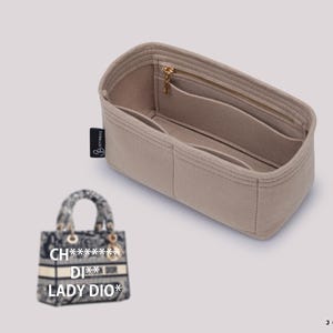 Puede incluir: Organizador de bolso de fieltro beige con varios compartimentos y un bolsillo con cremallera. El organizador está diseñado para caber dentro de un bolso de mano.