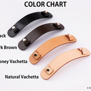 Puede incluir: Carta de colores que muestra cuatro asas de cuero en diferentes colores: negro, marr&oacute;n oscuro, vachetta miel y vachetta natural. Las asas son curvadas y tienen herrajes de metal dorado.