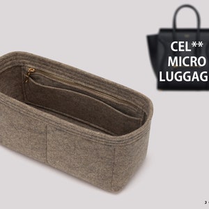 Puede incluir: Un inserto de bolsa de fieltro beige con un bolsillo con cremallera y dos bolsillos abiertos. El inserto está diseñado para adaptarse a una bolsa Celine Micro Luggage. El texto "CEL** MICRO LUGGAGE" es visible en el fondo.