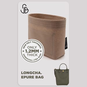 Op de afbeelding: Een beige vilten tasorganizer met een rechthoekige vorm en open bovenkant. Een ronde badge vermeldt NEW FELT THICKNESS ONLY 1.2MM THICK. Een klein zwart label is aan de zijkant bevestigd. Hieronder staat een kleine groene handtas met de tekst LONGCHA. EPURE BAG.