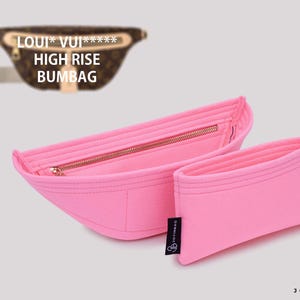 Könnte beinhalten: Zwei leuchtend rosa Filz-Taschenorganizer in geschwungener Form. Der größere Organizer verfügt über einen goldfarbenen Reißverschluss an der Oberkante. Ein kleines schwarzes Stoffetikett mit dem weißen Text JOYINBAG ist seitlich angebracht.