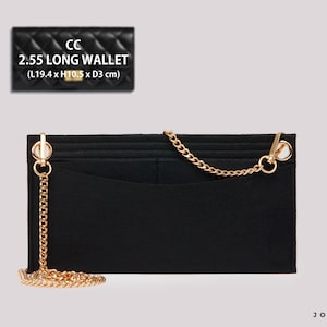 Puede incluir: Cartera de fieltro negro con una cadena dorada y un cierre dorado. La cartera tiene múltiples ranuras para tarjetas y un bolsillo grande. La cartera mide 19,4 cm de largo, 10,5 cm de alto y 3 cm de profundidad. CC 2.55 Long Wallet (L19.4 x H10.5 x D3 cm)