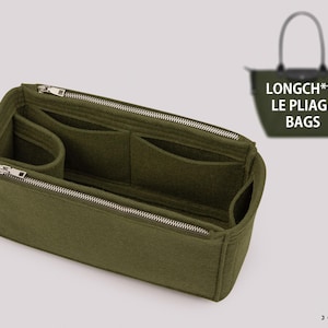 Könnte beinhalten: Ein olivgrüner Taschenorganizer aus Filz mit mehreren Innenfächern, einer zylindrischen Seitentasche und einem silberfarbenen Metallreißverschluss an der Oberkante. Der Organizer ist für Longch*** Le Pliage Taschen gedacht, wie der Text zeigt.