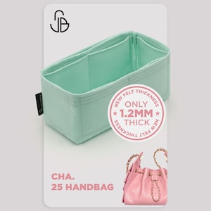 Può includere: Un organizer per borsa in feltro verde menta con scomparti interni multipli. Un badge circolare rosa riporta NEW FELT THICKNESS ONLY 1.2MM THICK. Il testo CHA. 25 HANDBAG appare sotto una piccola borsa rosa con tracolla a catena dorata.