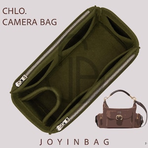 Puede incluir: Organizador de bolso de cámara verde oliva con múltiples compartimentos y cremalleras plateadas. El texto "CHLO. CAMERA BAG" se muestra en la parte superior. Se muestra un bolso de cámara marrón en la esquina inferior derecha. La marca "JOYINBAG" está en la parte inferior.