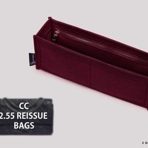 Op de afbeelding: Een diepbordeauxrode vilten handtas-organizer in een rechthoekige vorm, voorzien van een ritsvak langs de bovenrand en een klein zwart stoffen label met de tekst JOYINBAG. Een kleine afbeelding toont een zwarte tas met CC 2.55 REISSUE BAGS.