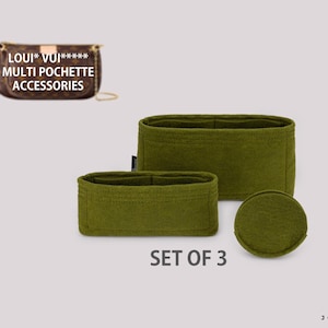Op de afbeelding: Een set van drie olijfgroene vilten tasorganizers ontworpen voor de Loui* Vui***** Multi Pochette Accessories. De set bevat één grote rechthoekige inzet, één kleinere rechthoekige inzet en één ronde inzet, allemaal voorzien van gestikte naden.