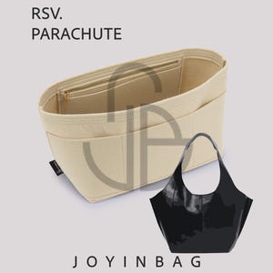 Op de afbeelding: Een beige vilten handtas-organizer met meerdere binnenzakken en een vak met ritssluiting, voorzien van de tekst RSV. PARACHUTE en JOYINBAG. Daarnaast staat een kleine, glanzend zwarte handtas met één handvat en een gebogen silhouet.