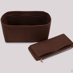 K&ouml;nnte beinhalten: Brauner Filztaschenorganizer mit mehreren F&auml;chern und einer separaten Rei&szlig;verschlusstasche. Der Organizer ist so konzipiert, dass er in eine gr&ouml;&szlig;ere Tasche passt.