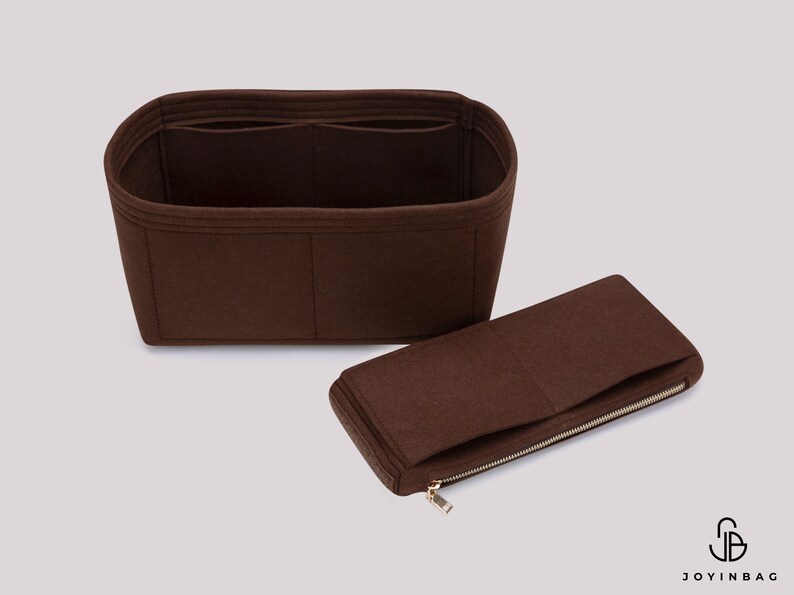 K&ouml;nnte beinhalten: Brauner Filztaschenorganizer mit mehreren F&auml;chern und einer separaten Rei&szlig;verschlusstasche. Der Organizer ist so konzipiert, dass er in eine gr&ouml;&szlig;ere Tasche passt.