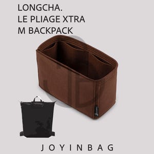 Può includere: Un organizer per borse in feltro marrone con più scomparti, progettato per adattarsi all'interno di uno zaino. L'immagine mostra anche una silhouette di zaino nero. Il testo sull'immagine recita "LONGCHA. LE PLIAGE XTRA M BACKPACK" e "JOYINBAG".