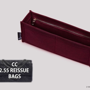 Puede incluir: Organizador de bolso de fieltro burdeos con un compartimento con cremallera y múltiples bolsillos. El organizador está diseñado para encajar dentro de un bolso CC 2.55 Reissue. La imagen también incluye un pequeño gráfico del bolso y el texto "CC 2.55 REISSUE BAGS".