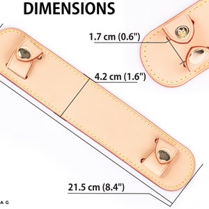 Puede incluir: Una correa de cuero marr&oacute;n claro con dos broches met&aacute;licos y costuras en los bordes. La correa mide 21,5 cm de largo, 4,2 cm de ancho y 1,7 cm de grosor.