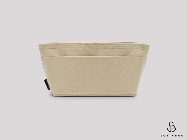 Pu&ograve; includere: Organizzatore per borsa in feltro beige con pi&ugrave; scomparti e un'etichetta nera che dice "JOYINBAG".