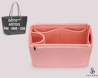 Könnte beinhalten: Ein rosa Filz-Taschenorganizer mit mehreren Fächern und einem Reißverschluss. Der Organizer ist für eine Goyard Artois Tasche in den Größen PM, MM und GM geeignet.