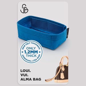 Può includere: Un organizer per borsa in feltro blu brillante con scomparti interni. Un grafico circolare riporta NEW FELT THICKNESS ONLY 1.2MM THICK. Il testo sottostante recita LOUI. VUI. ALMA BAG, accompagnato da una piccola borsa marrone e beige con manici.