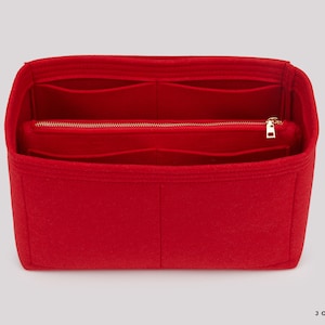 Pu&ograve; includere: Organizzatore per borsa in feltro rosso con pi&ugrave; scomparti e una tasca con cerniera. L'organizzatore &egrave; progettato per adattarsi all'interno di una borsa pi&ugrave; grande.