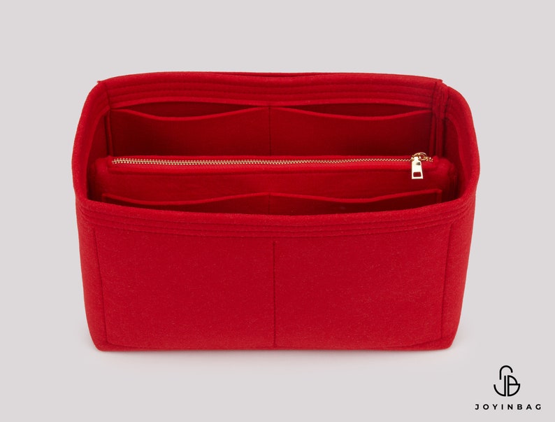 Pu&ograve; includere: Organizzatore per borsa in feltro rosso con pi&ugrave; scomparti e una tasca con cerniera. L'organizzatore &egrave; progettato per adattarsi all'interno di una borsa pi&ugrave; grande.