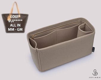 Könnte beinhalten: Beigefarbener Filz-Taschenorganizer mit mehreren Fächern und einer Reißverschlusstasche. Der Organizer ist für eine Louis Vuitton "All in MM-GM" Handtasche konzipiert.