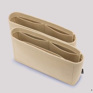 Op de afbeelding: Twee beige felt tasorganizers met meerdere vakken. De organizers zijn ontworpen om in een grotere tas te passen en helpen om deze georganiseerd te houden.