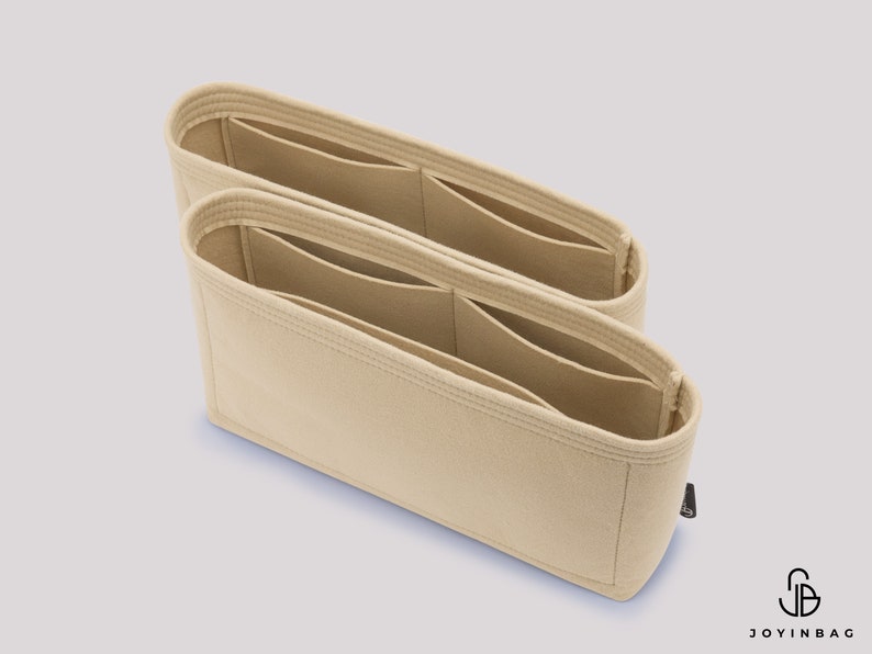 Op de afbeelding: Twee beige felt tasorganizers met meerdere vakken. De organizers zijn ontworpen om in een grotere tas te passen en helpen om deze georganiseerd te houden.