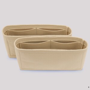 Op de afbeelding: Twee beige felt tasorganizers met meerdere vakken. De organizers zijn ontworpen om in een grotere handtas te passen.