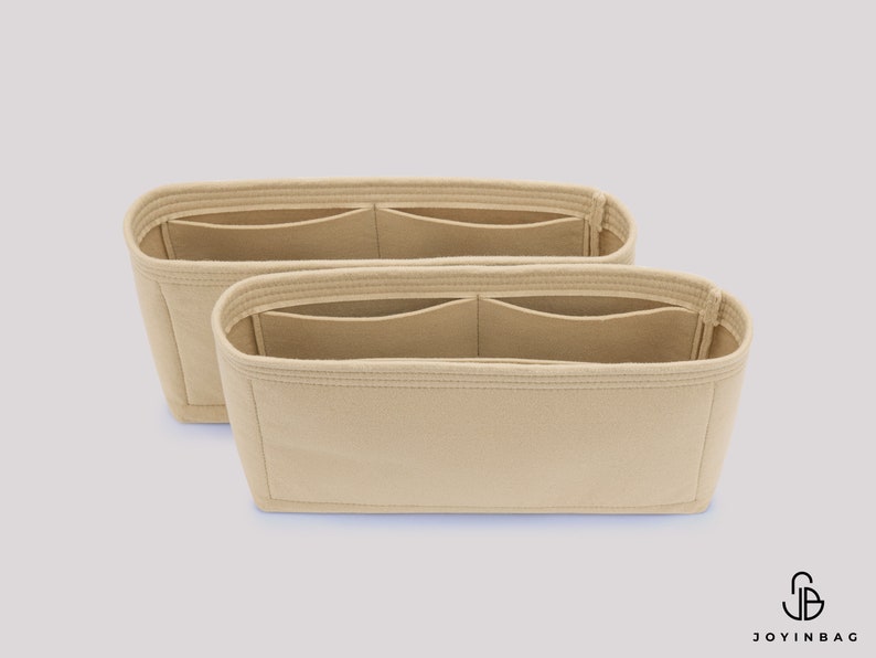 Op de afbeelding: Twee beige felt tasorganizers met meerdere vakken. De organizers zijn ontworpen om in een grotere handtas te passen.
