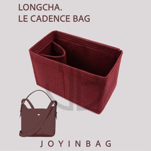 Könnte beinhalten: Ein tiefburgunderfarbener Taschenorganizer aus Filz mit mehreren Innenfächern und rechteckiger Form. Der Text LONGCHA. LE CADENCE BAG und JOYINBAG ist sichtbar. Eine kleine Abbildung einer passenden Handtasche ist in der Ecke enthalten.