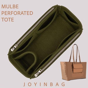 Pode incluir: Um organizador de bolsa em feltro verde-oliva com múltiplos compartimentos internos e zíperes de metal prateado, exibido ao lado de uma bolsa tote bege. O texto MULBE PERFORATED TOTE e JOYINBAG é visível no fundo claro.